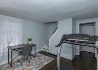 Great Location Great Value! 4 bedroom 2 full bath home in East Village - Homestays