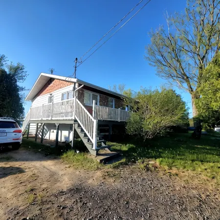 Peaceful Lakeside Bungalow on Lac à la Tortue