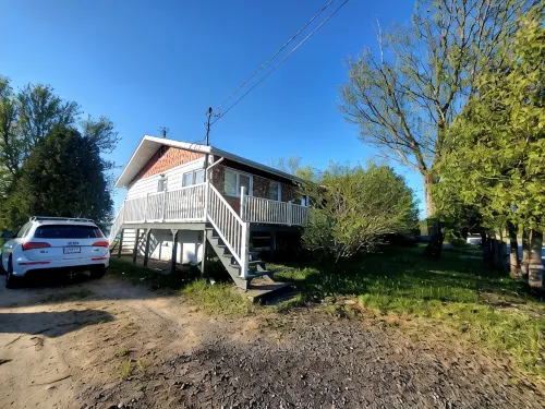 Peaceful Lakeside Bungalow on Lac à la Tortue