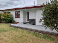 Quaint Family Home in Walpole with sleep-out ウォルポールのホテル