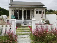 Delightful home away from home...comfortable, warm and beautiful gardens. 롤레스톤 호텔