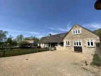 6 Bed, 4 Bath House in the Cotswolds with Wood Fired Hot Tub. Sleeps 11-14