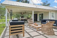 Luxury Round Top Farmhouse  / 6mil to The Square - 4-Star