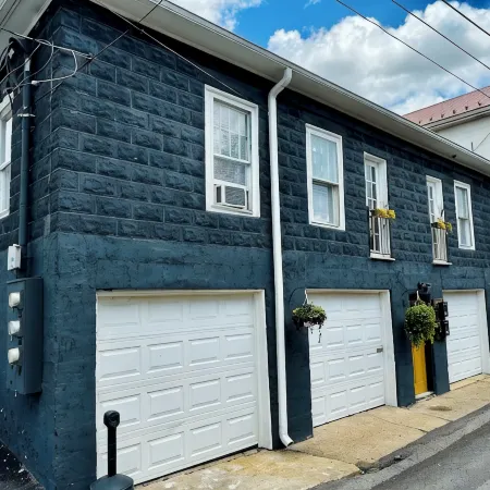 2-bedroom apartment in downtown Elkins with AC, a balcony, and WiFi.