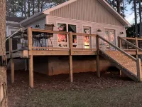 Nice cottage located on Lake Sinclair.   Lots of room with great views - 3성급