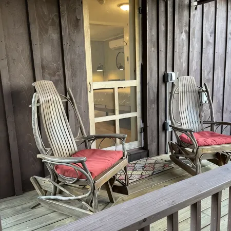 Cottage 1 block from Main St. on historic property. Отели в г. Бревард