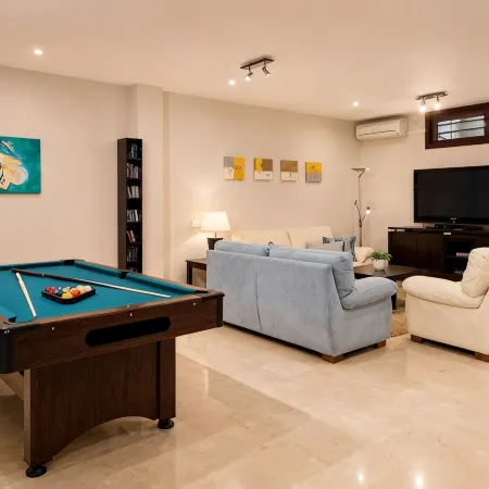 Lux Villa with Year-Round Heated Pool, beautiful outdoor space & Game Room