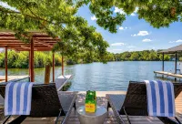 4Br Granbury Lakefront Home w/ Hot Tub, Dock & Game Room - 4성급