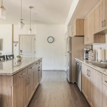 Luxury Suite King Bed 👑 Wi-Fi Pool Gym ✦ 55" Smart TVs 📺 Full Kitchen