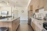 Luxury Suite King Bed 👑 Wi-Fi Pool Gym ✦ 55" Smart TVs 📺 Full Kitchen