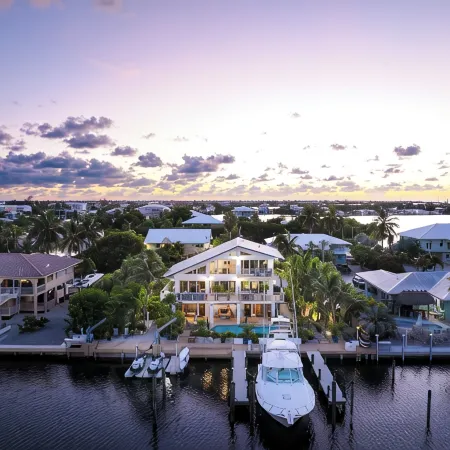 Sleeps 10 - Private house with 110’ of Deep Water Dockage, Pool, Hot Tub & more!