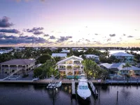 Sleeps 10 - Private house with 110’ of Deep Water Dockage, Pool, Hot Tub & more!