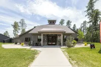 A-Frame of Mind in tranquil Lead with AC, WiFi, hot tub and outdoor pool access - Pool