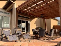 The Desert Moon- A luxurious retreat w/ amazing patio, shuffleboard, EV charger Hotels in Fruita