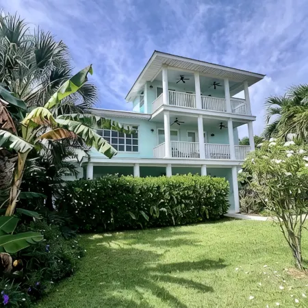 Key West Style Beach House w/ Boat Parking 2 mins from launch 5 mins from beach!