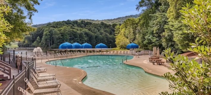 Big Canoe! 3 Masters, 2 Decks, Hot Tub, Fire Pit! Hotels in Pickens County