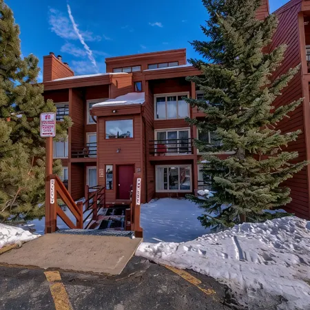 Silverthorne Condo with Mtn views, Pool & Hot tub