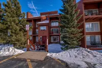 Silverthorne Condo with Mtn views, Pool & Hot tub