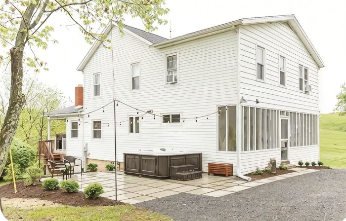 The Farmhouse at Pleasant Ridge | Hot tub