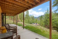 Beautiful, luxurious Evergreen cabin nestled in the mountains w/ great views!