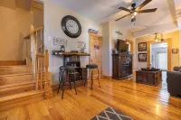 Amazing! 2 Bed Townhouse in the HEART of Dbq! - بوتيك