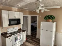 Very spacious, clean, and comfortable first floor unit. Close to major highway! - Homestays