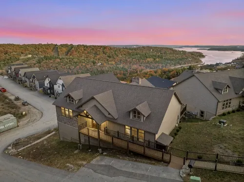 Luxe Lodge: Gaming Paradise W/ Breathtaking Lake Views, Indoor Pool Close to SDC - Gym