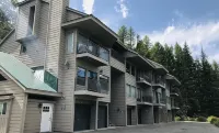 Cozy remodeled condo close to the Village!