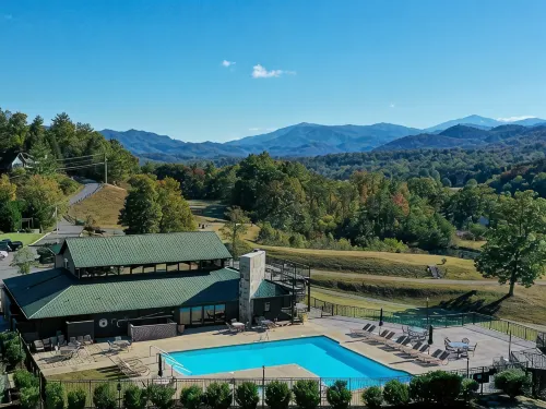 A Luxury Cabin with panoramic mountain views and 3 King Ensuites and Hot Tub!