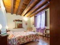 Country villa with private pool and garden great for families, groups Hotels in Gallicano