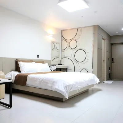Yeosu Yong Beach Tourist Hostel Отели рядом с достопримечательностью «Мост Кобуксон»