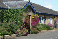 Bowes Incline Hotel
