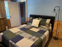 Waterfront paradise, hot tub.  Saratoga/Lake George. Super clean & sanitized. - Homestays