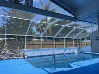 Home with play room, enclosed pool and hot tub. Only 10 minutes from the beach! - プール
