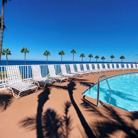 Hamilton Cove 2-bedroom condo with golf car & A/C in pleasant Catalina Island