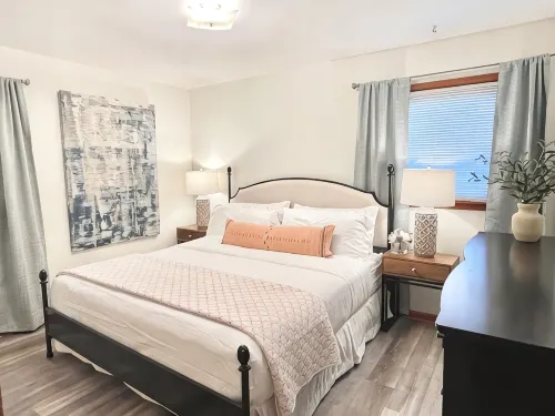 Coastal Charm meets Farmhouse living in a cozy single-family. 8 min to Mayo. - บังกะโล