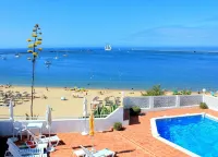 Sunny ap. with pool for 2 people (+2 young) right on the sea in a prime location - 3-Star