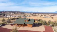 Mountain View Cabin Oasis near Smith Rock on Multi-acre Property, Dog-Friendly! - Alppimaja