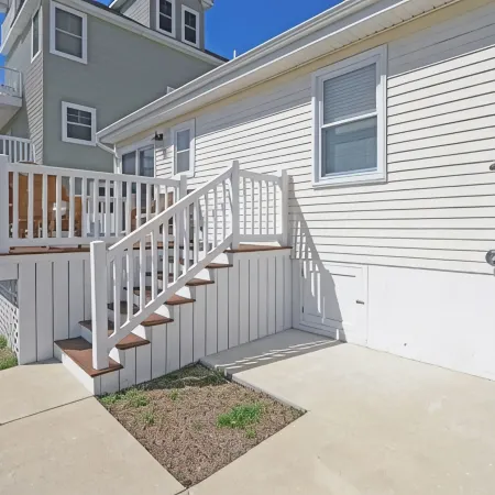 Pristine, airy beach home: sunsets, surf, golf, AC