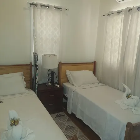 Two charming 2-bedroom cottages with AC and WiFi in delightful Queenstown Gtown