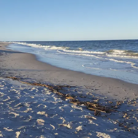 Your home away from home! A few minutes walk to the beach w/ pool & tennis