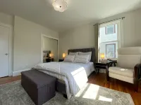 Boston 2bd King Bed near Harvard, MIT, subway near Boston. On-site free Parking