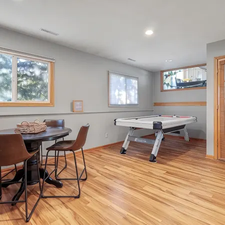 Spacious 6-Bed 3-Bath Retreat Next to park—ideal for Family & Group Getaways