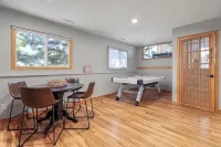 Spacious 6-Bed 3-Bath Retreat Next to park—ideal for Family & Group Getaways
