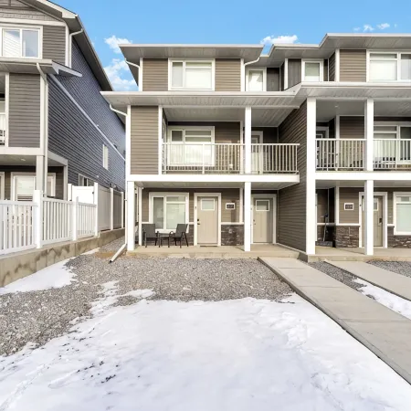 Hillside Suite: Your Cozy, Modern Getaway in Medicine Hat