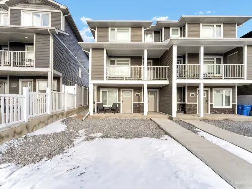 Hillside Suite: Your Cozy, Modern Getaway in Medicine Hat - 3-Star