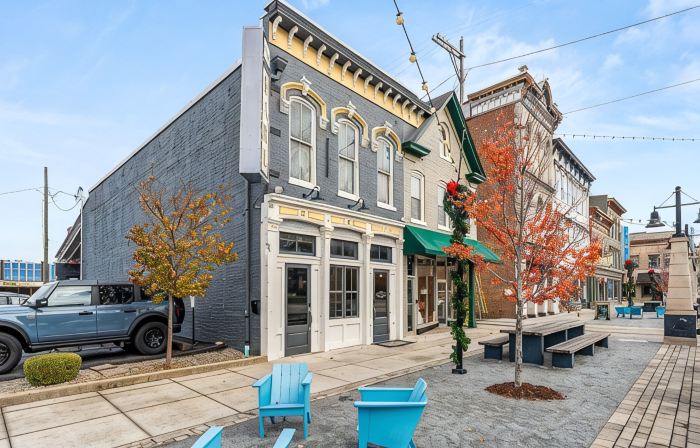 The Betty - Entire rental unit in New Albany, Indiana Sleeps 8