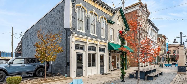 The Betty - Entire rental unit in New Albany, Indiana Sleeps 8 Отели в г. Флойд