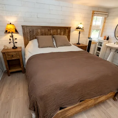 Romantic Mountain Cabin w/ Hot Tub. Near Rocky Mountain National Park.