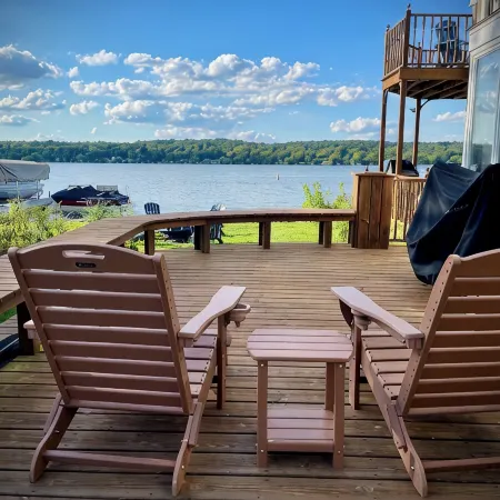 Waterfront Lake House with game room, private pier and kayaks in Lake Geneva